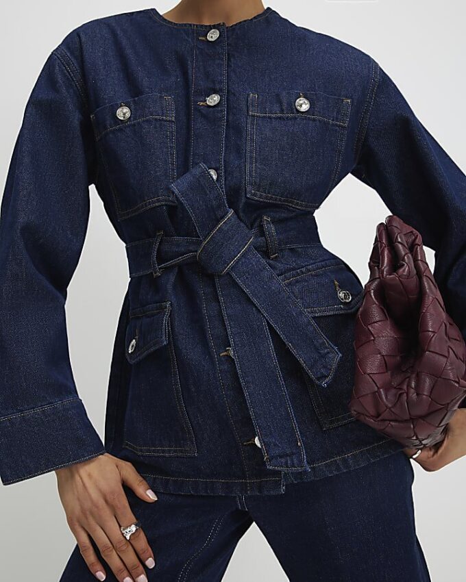 Blå denimjacka med bälte