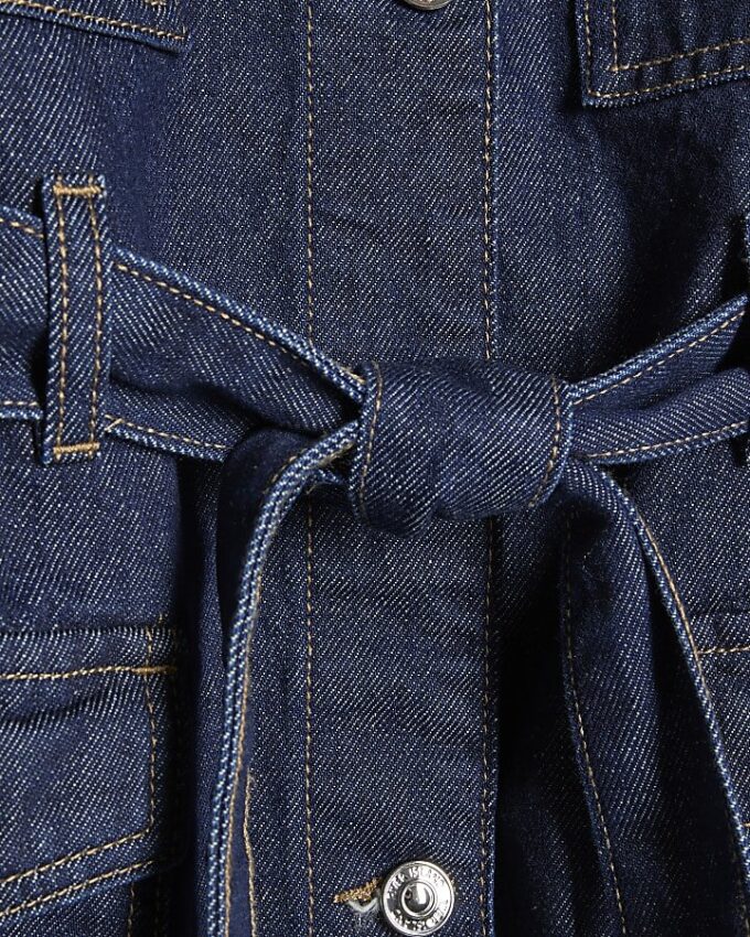 Blå denimjacka med bälte