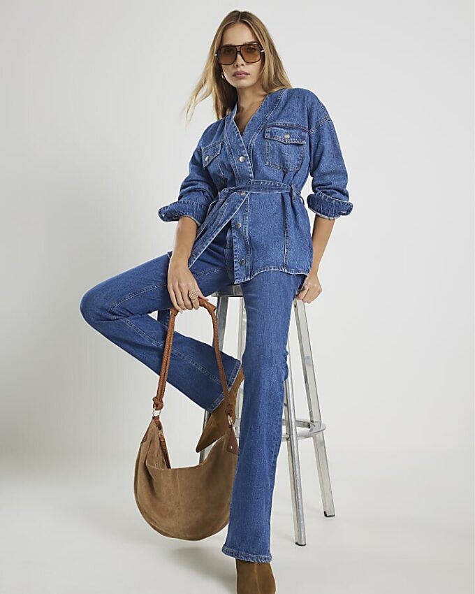 Blå denimjacka med knytning fram