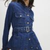 Blå denimjacka med krage i konstläder och bälte