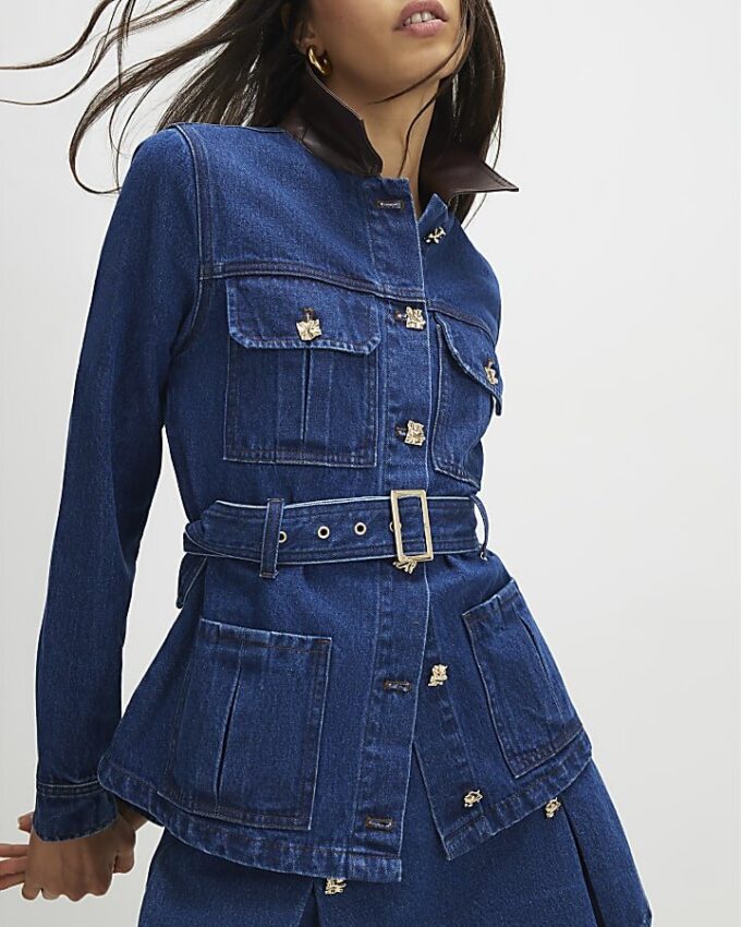 Blå denimjacka med krage i konstläder och bälte