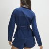 Blå denimjacka med krage i konstläder och bälte