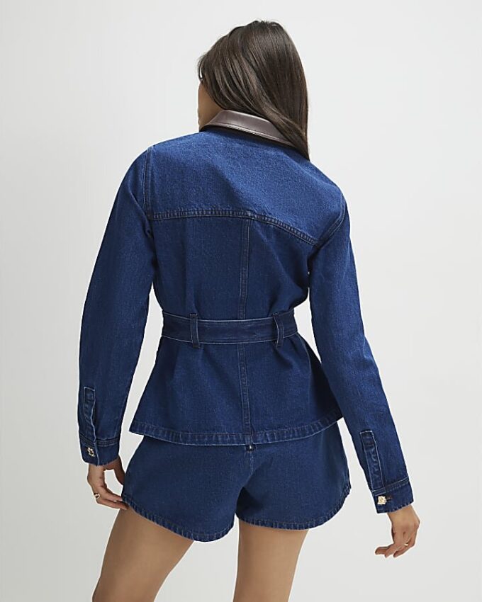 Blå denimjacka med krage i konstläder och bälte