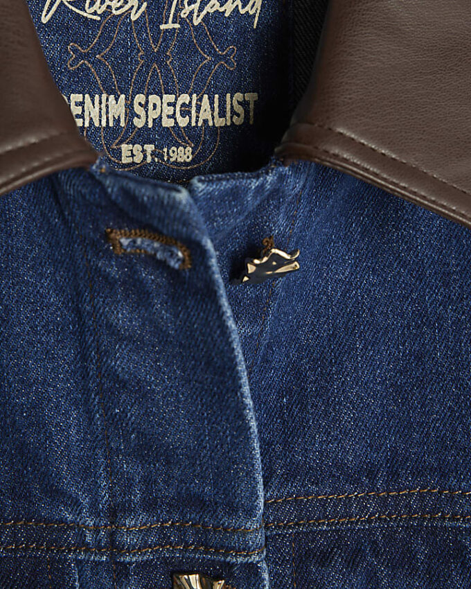Blå denimjacka med krage i konstläder och bälte