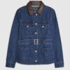 Blå denimjacka med krage i konstläder och bälte