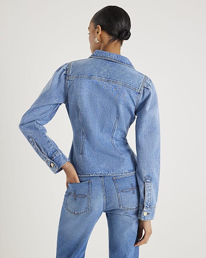 Blå denimjacka med långa puffärmar