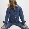 Blå denimjacka med långa ärmar och fickor
