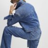 Blå denimjacka med långa ärmar och fickor