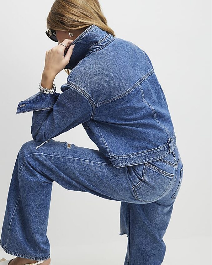 Blå denimjacka med långa ärmar och fickor
