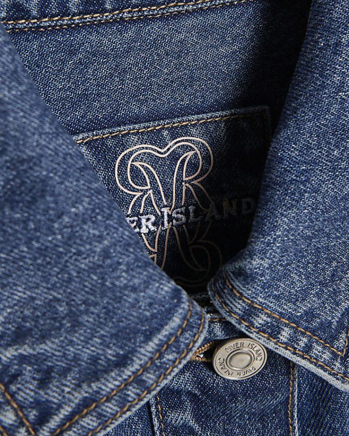 Blå denimjacka med långa ärmar och fickor