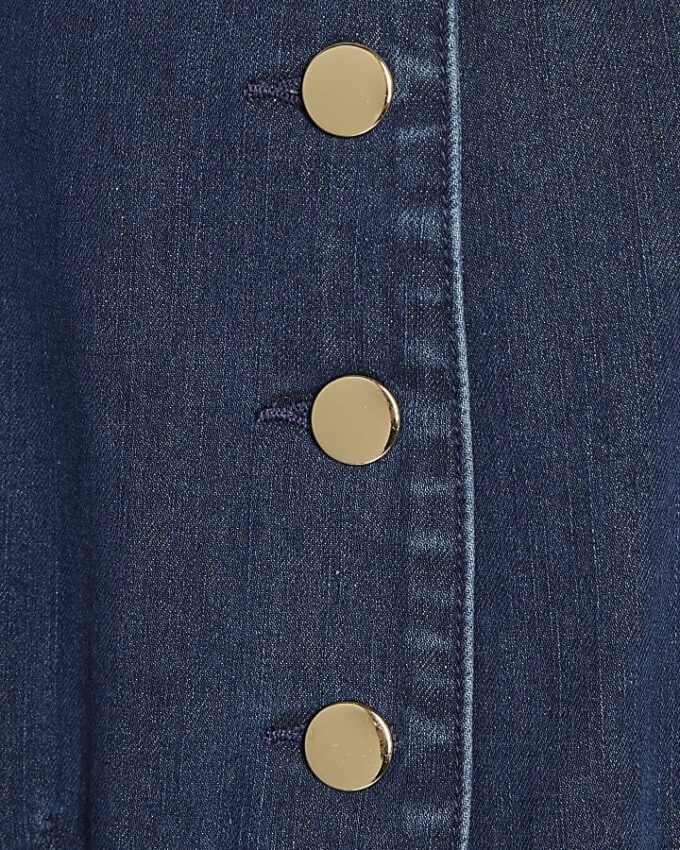 Blå denimklänning med knappar och korta ärmar