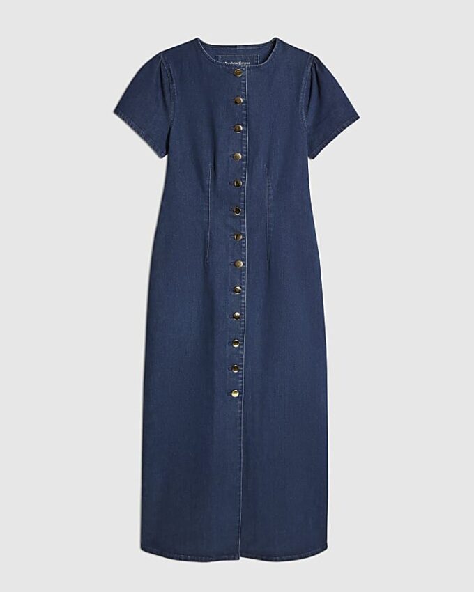 Blå denimklänning med knappar och korta ärmar