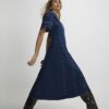 Blå denimklänning med korta ärmar och sömmar Blå denimklänning med korta ärmar och sömmar
