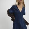 Blå denimklänning med korta ärmar och sömmar Blå denimklänning med korta ärmar och sömmar