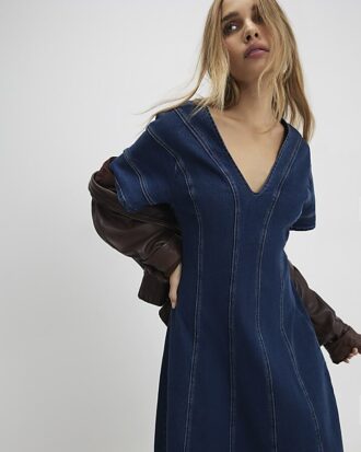 Blå denimklänning med korta ärmar och sömmar
