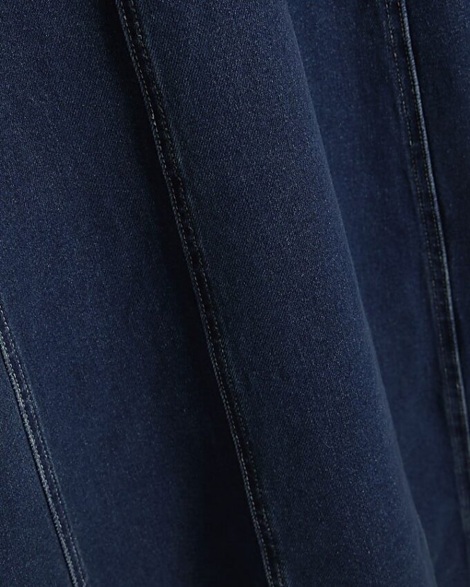 Blå denimklänning med korta ärmar och sömmar Blå denimklänning med korta ärmar och sömmar