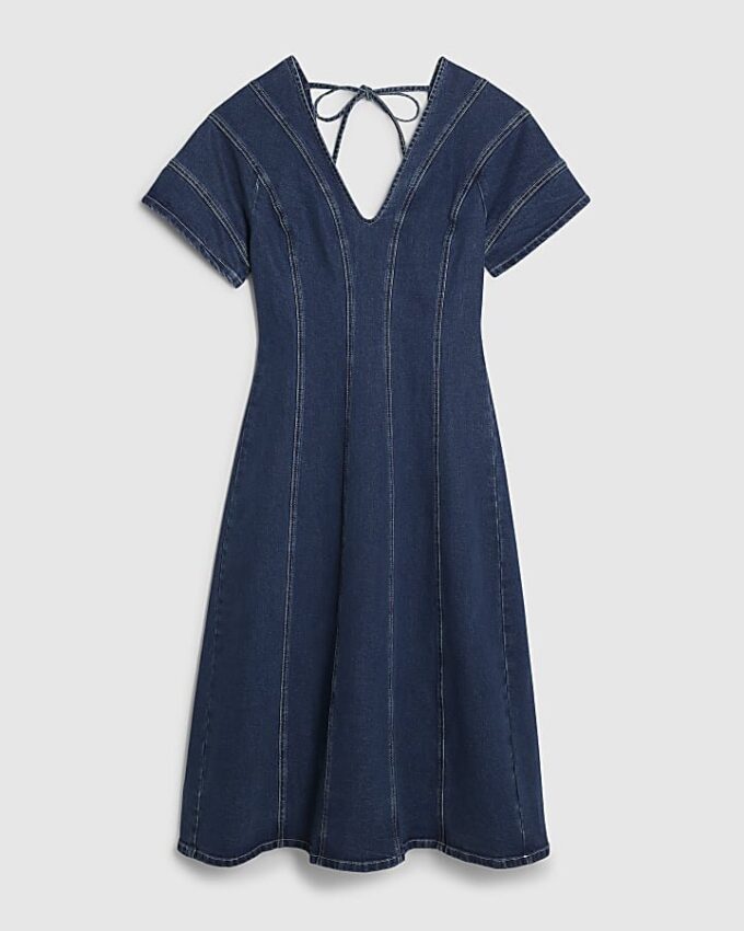 Blå denimklänning med korta ärmar och sömmar Blå denimklänning med korta ärmar och sömmar