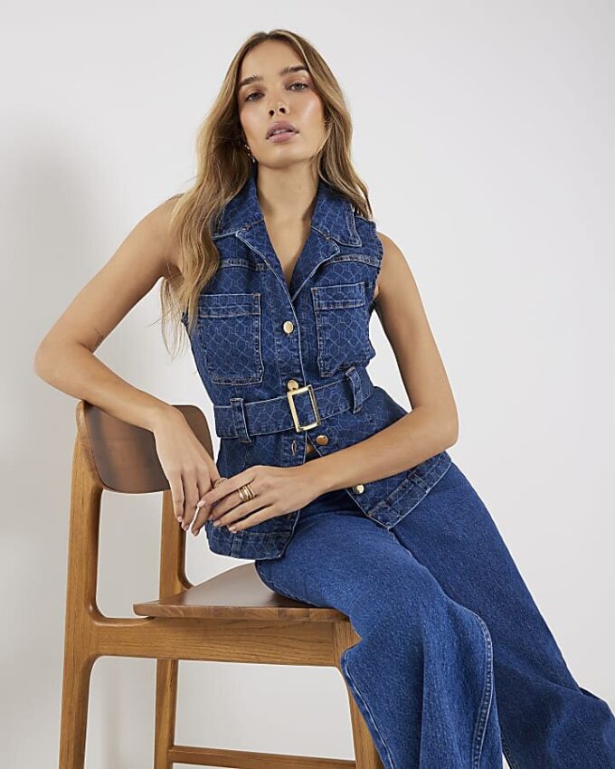 Blå denimtop utan ärmar med monogram och bälte