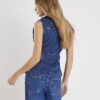 Blå denimtop utan ärmar med monogram och bälte