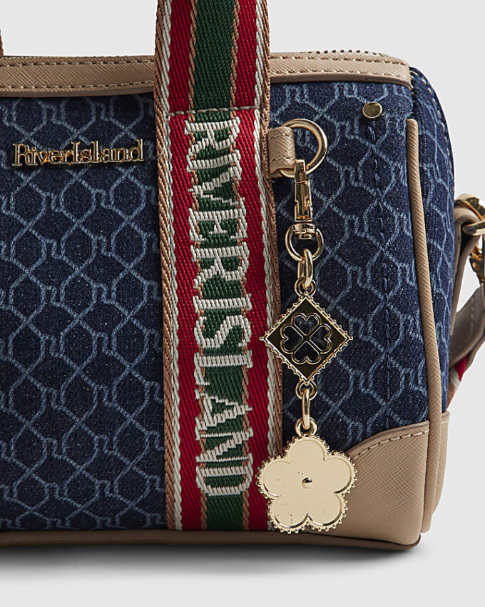 Blå denimväska med monogram och vävda detaljer