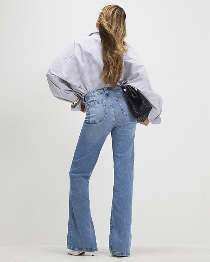 Blå högmidjade avslappnade flare-jeans