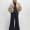 Blå jeans med bälte och splittad fåll