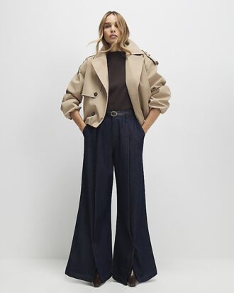 Blå jeans med bälte och splittad fåll