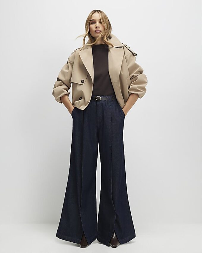 Blå jeans med bälte och splittad fåll