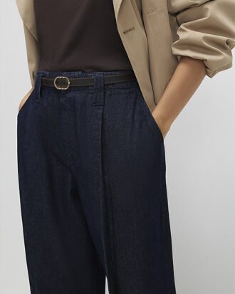 Blå jeans med bälte och splittad fåll