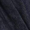 Blå jeans med bälte och splittad fåll
