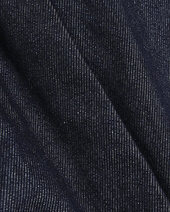 Blå jeans med bälte och splittad fåll
