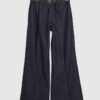 Blå jeans med bälte och splittad fåll