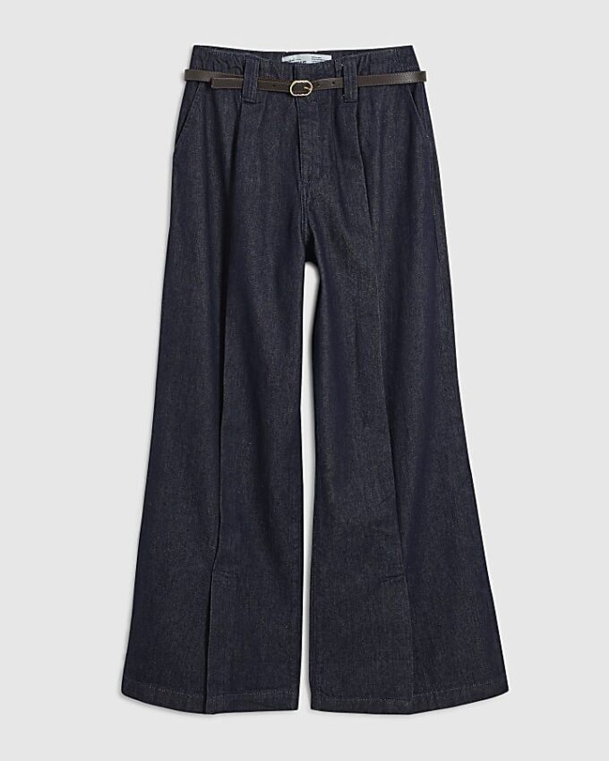 Blå jeans med bälte och splittad fåll