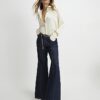Blå jeans med bälte och vida ben