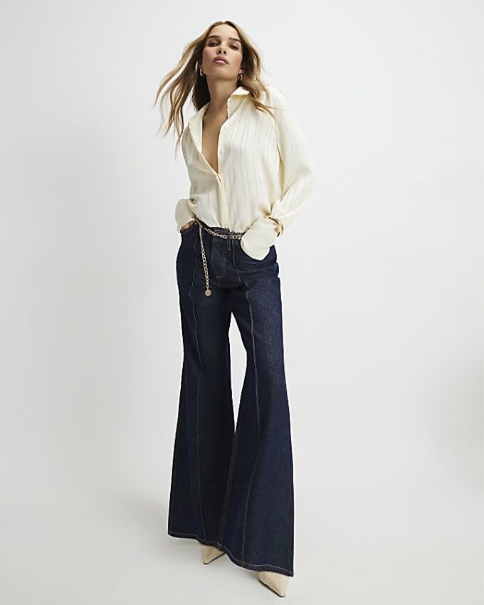 Blå jeans med bälte och vida ben