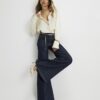 Blå jeans med bälte och vida ben