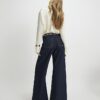 Blå jeans med bälte och vida ben