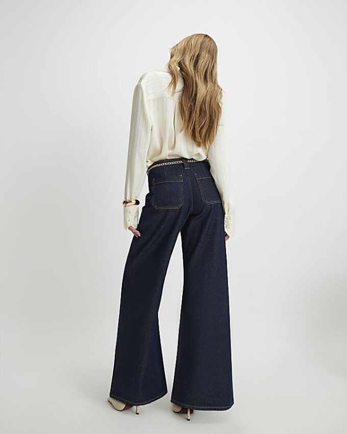 Blå jeans med bälte och vida ben