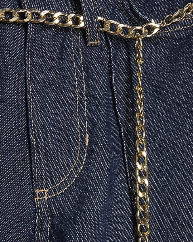 Blå jeans med bälte och vida ben