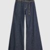 Blå jeans med bälte och vida ben