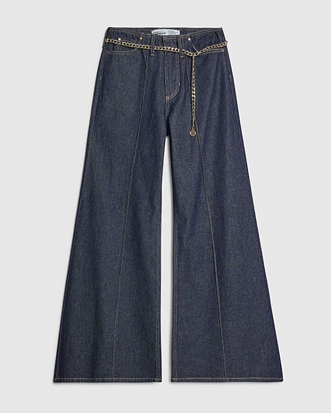 Blå jeans med bälte och vida ben