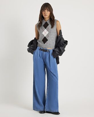 Blå jeans med bälte och vida ben och veck