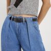 Blå jeans med bälte och vida ben och veck