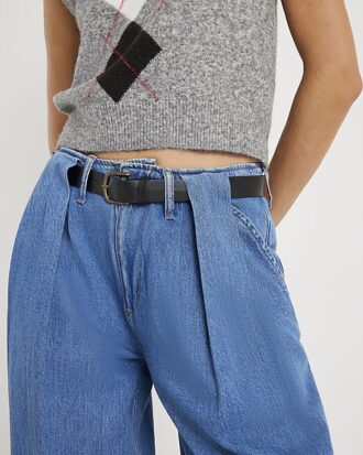 Blå jeans med bälte och vida ben och veck