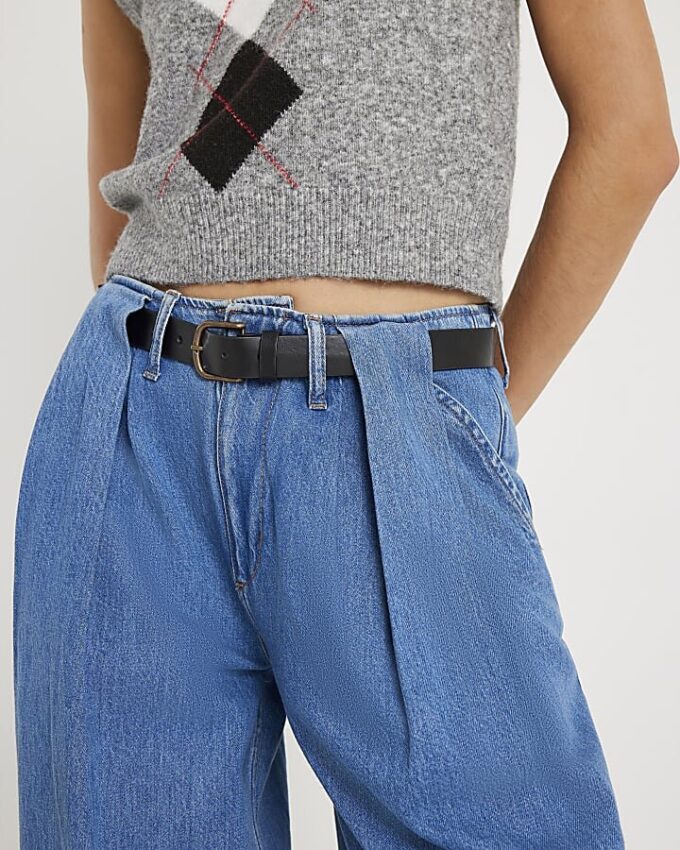 Blå jeans med bälte och vida ben och veck