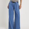 Blå jeans med bälte och vida ben och veck