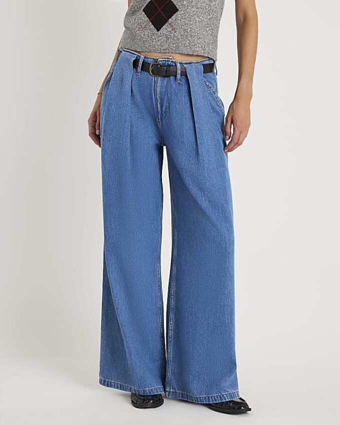 Blå jeans med bälte och vida ben och veck