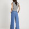 Blå jeans med bälte och vida ben och veck