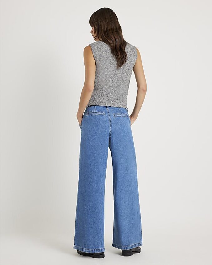 Blå jeans med bälte och vida ben och veck