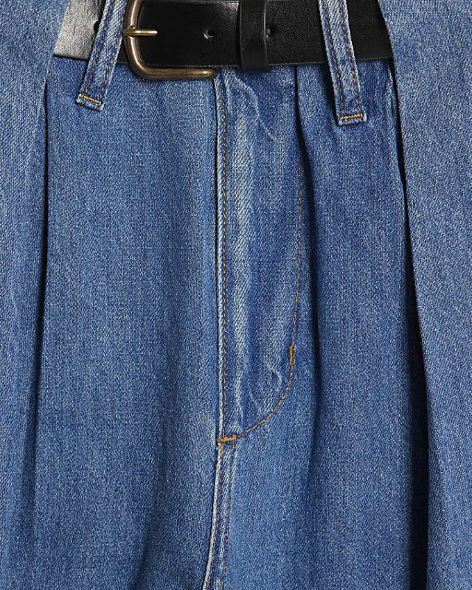 Blå jeans med bälte och vida ben och veck